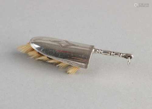 835/000 engraved silver miniature broom with bristles and handle with support ring. Size: 6 cm. In