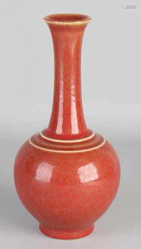 Chinese porcelain vase with red icing and 6 characters 27x13Ø soil in good condition.