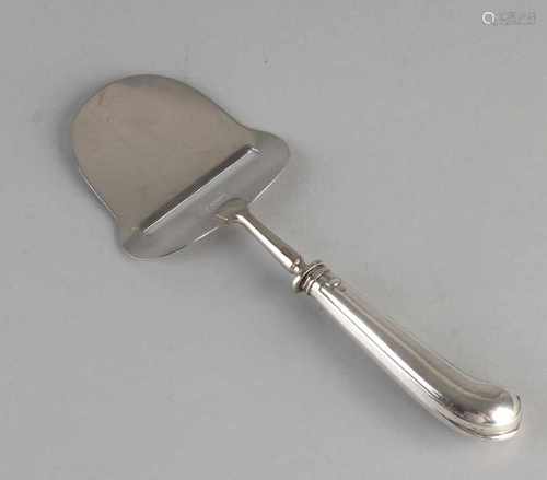 Slicer with 835/000 silver pistol handle. Zilverfabriek Voorschoten. E Anno 1939. Size: L 21 cm.