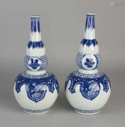 Two blue and white Chinese porcelain vases with floral decoration cusp. Dimensions: H 22 x Ø 10,5