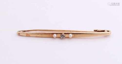 Yellow gold brooch, 585/000, with pearl. Rod Brooch in the middle a white gold diamond zetkastje