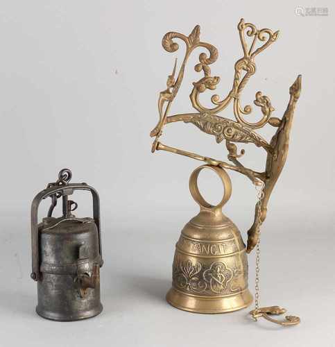 Old Neo Renaissance brass kloosterbel + ancient carbide lamp. Size: 23-45 cm. In good condition.