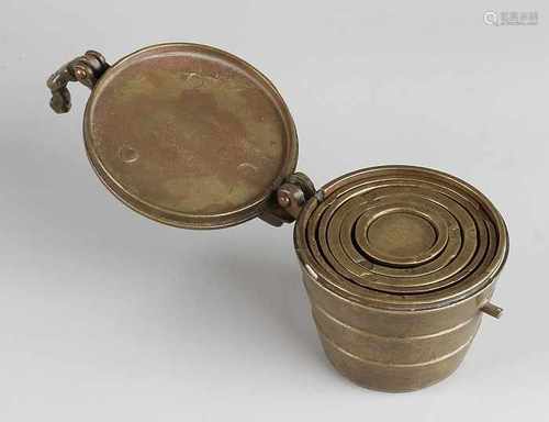 Bronze closing weight. 20th century. Complete. Size: 5.5 x 8 x 6.5 cm dia. In good condition.