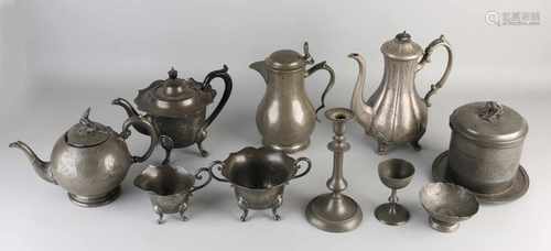 Ten parts of tin. Divers. 19th century. Comprising: Pitchers, lid box, candlestick, klepkan. Size: