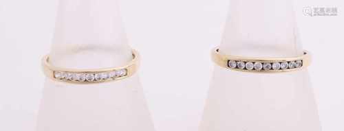 Two golden rings, 585/000, with cubic zirconia. Two rijringen a channel setting with zirconia. ø