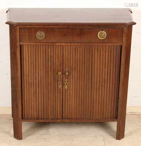 Louis XVI mahogany table circa 1800 with jalouziedeuren and original fittings. 79x70x45 cm in good