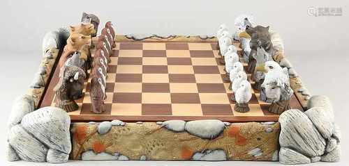 Earthenware chess with US national animals and wooden chessboard. Size: 18 x 60 x 60 cm. In good