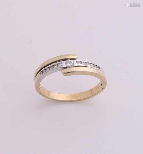 Broad bicolour gold ring, 585/000. Ring slits with a yellow gold band with a band clamped between