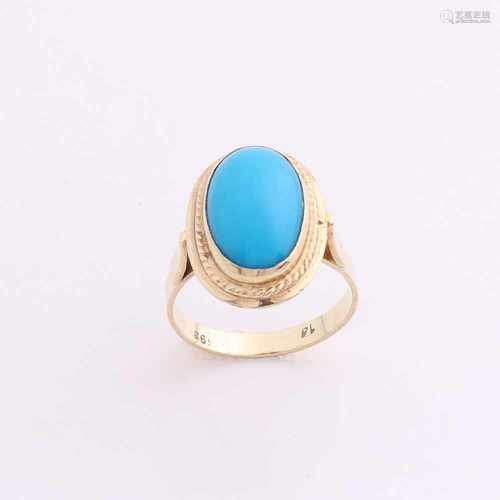 Yellow gold ring, 585/000, with turquoise. Ring with an oval zetkast provided with a twisted edge