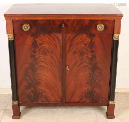 Mahogany Empire penantkast capi count with half columns and brass. Circa 1820. Dimensions: 89 x 86 x