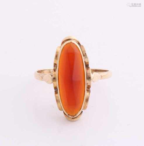 Yellow gold ring, 585/000, with carnelean. Ring with an oval faceted carnelian. ring width 22.5