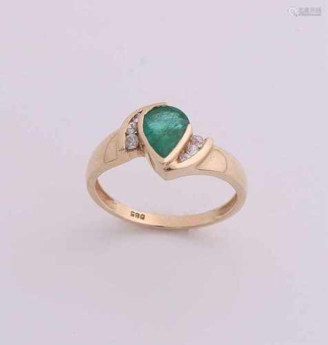 Yellow gold ring, 585/000, with emerald. Ring with a stroke in the middle pear shaped faceted