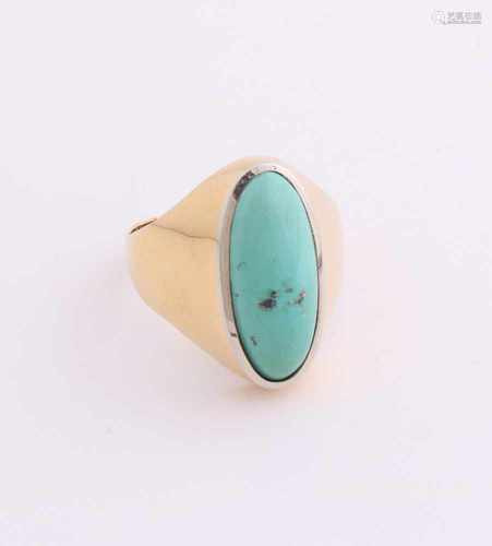 Yellow gold ring, 750/000, with turquoise. Cachet Ring ring with oval cut cabouchon turquoise,