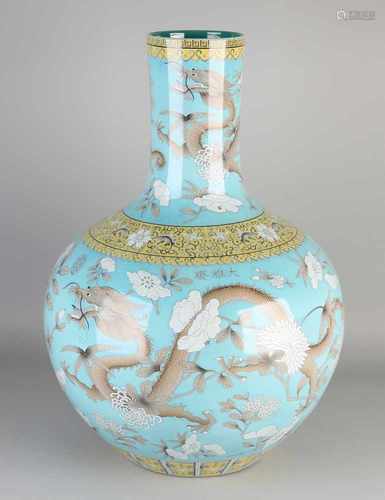 Very large Chinese porcelain bolvaas with blue glaze, dragons / floral decor. Bottom Brand.