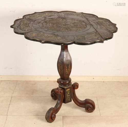 18th Century English tiltop table gecontourneerd leaf, pearl inlay and boulle. Severely damaged.