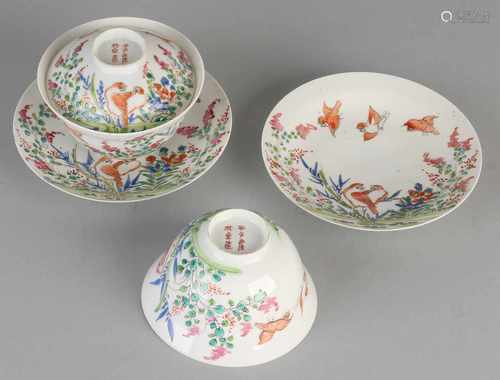 Twice Japanese or Chinese porcelain cups and saucers + lid. Family with Rose bird decor. One dish