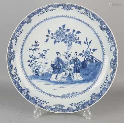 Very large Chinese porcelain Queng Lung dish with figures in garden decor. Size: ø 41.5 cm. In