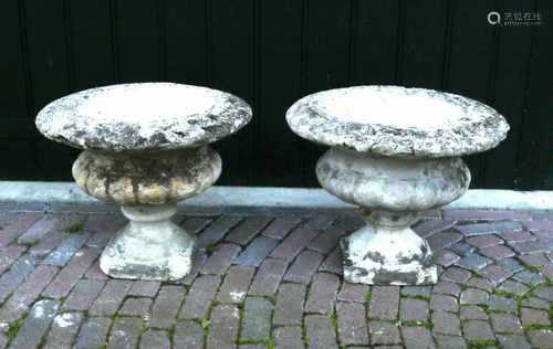 Two cast concrete vases. 20th century. Dimensions: H 30 x Ø 37 cm. In good condition.