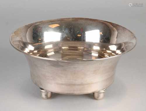 Silver round shell, 830/000, a 4-convex legs. Tray with a raised edge 4 convex to wrap placed on