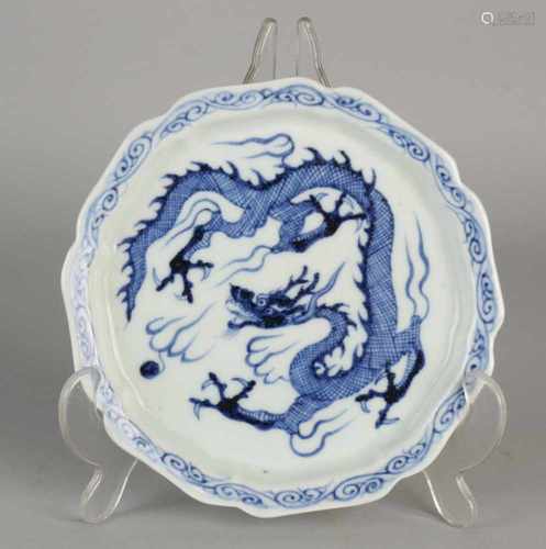 Chinese porcelain dragon bowl with molded rim. Size: ø 16 cm. In good condition.