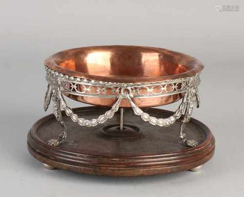 Silver pijpencomfoor round model decorated with garlands, serrated edge, and placed on 3 machined