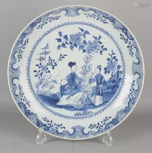 Very large 18th century Chinese porcelain Queng Lung dish with figures in garden decor. Size: ø 41.5