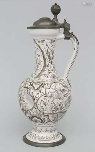 Fayence-Enghalskrug mit Blumen / A Faience jug with