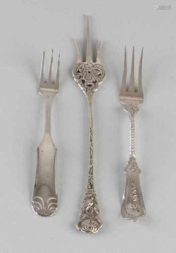 835/000 Silver cake fork with two-sided floral image. Length: 17 cm. Mr. D. Offenberg-Haarlem.