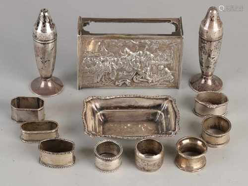 Lot silver with 2 spreaders on circular base, a match box container of representation, a rectangular