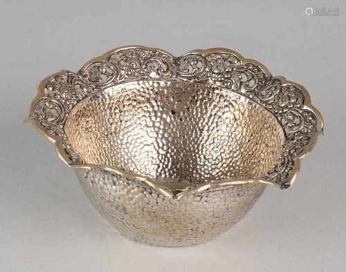 Yogya silver plate 800/000, decorated with hammered and molded rim with floral decor. ø13x5cm.