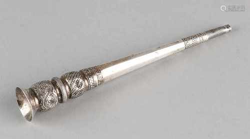 Silver breipenhouder, 833/000, with machined edges with different patterns. Equipped with support