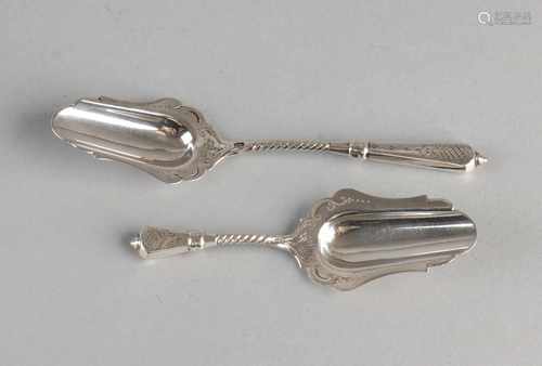 Set 835/000 silver tea and sugar scoop. Respectively, 9.5 cm and 12.5 cm length. With engraved