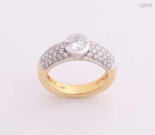 Elegant yellow gold ring, 750/000, with diamonds. Bolle ring with in the middle of a white gold