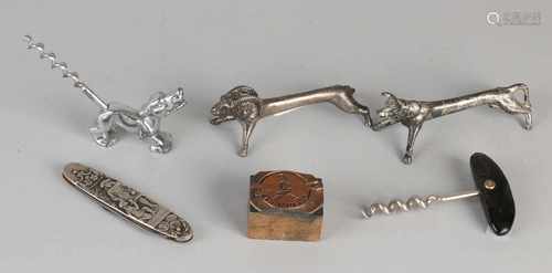 Six times diverse. Consisting of: Two Art Deco corkscrews. Fürstenbrunn Table Wasser pocketknife,