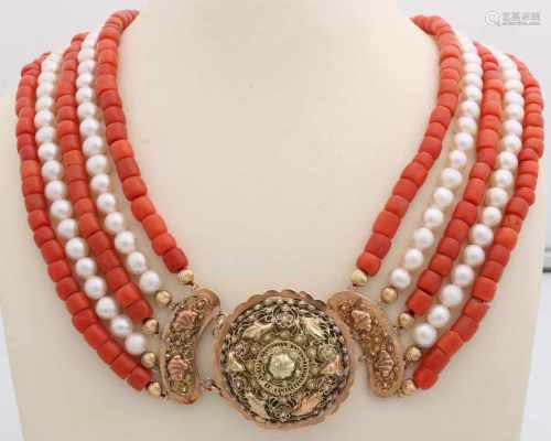 Necklace of pearls and coral with yellow gold clasp region, 585/000. Rows 5 necklace with 3 rows