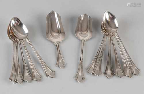 Eleven 835/000 Art Deco silver spoons with fan-shaped steal, with its tea and sugar scoop. Length: