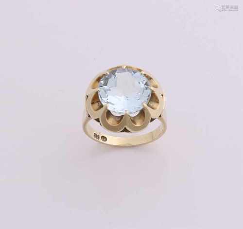 Yellow gold ring, 585/000, with aquamarine. Ring with a large zetkast in a flower shape with a