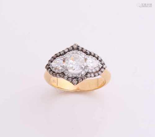 Particular yellow gold ring, 750/000, with diamonds. Ring in the middle an old pillow-shaped cut