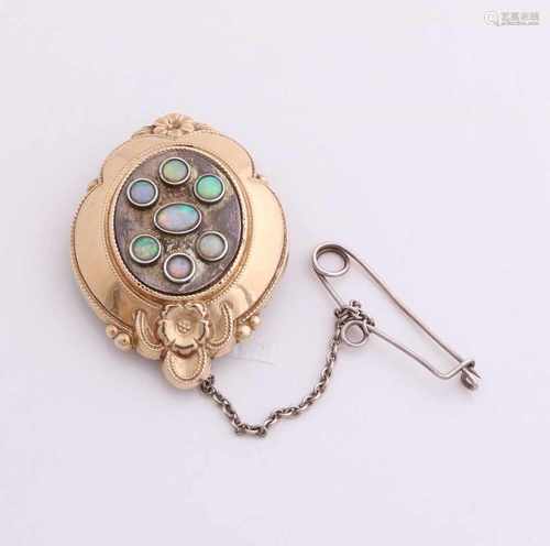 Shield Broche with gold decorated with pearl front edges and equipped with 7 oval cabouchon ground