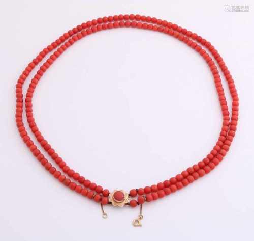 Necklace of red coral with yellow gold clasp, 585/000. Collier with 2 rows of round blood corals,