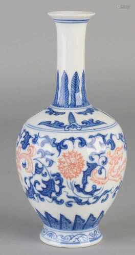 Chinese porcelain vase with bird of paradise decor and bottom mark. Dimensions: 16 cm. In good