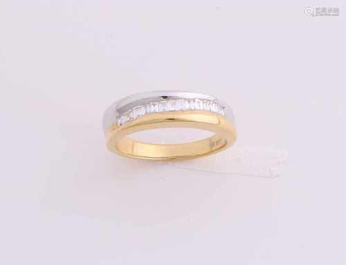 White- yellow gold ring, 750/000, with diamond. Ring with a portion of the tire in white gold and