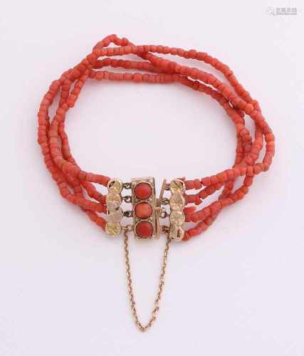 Bracelet coral with yellow gold clasp, 585/000. Bracelet with 4 rows of small blood corals, ø 3