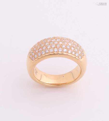 Red Gold ring, 750/000, with diamonds. Broad red gold ring with a brilliant-cut diamonds, a total of