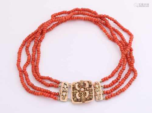 Collier coral region lock yellow gold, 585/000. Collier with 4 rows bloodcoral attached to a