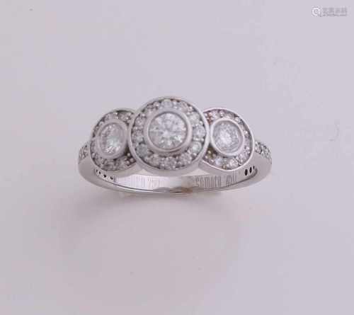 Beautiful gold ring, 750/000, with diamond. Ring 3-tight rosettes set with brilliant-cut diamonds,