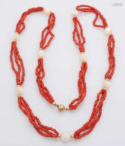 Necklace of coral and pearl beads with golden ball-clasp, 585/000. Collier with 3 rows blood