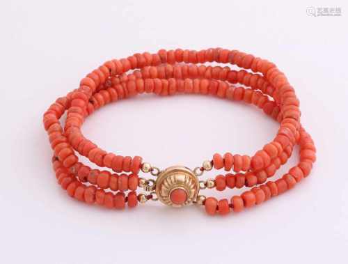 Bracelet with 3 rows bloodcoral, ø4,5mm, attached to a golden yellow round closure, 585/000, with