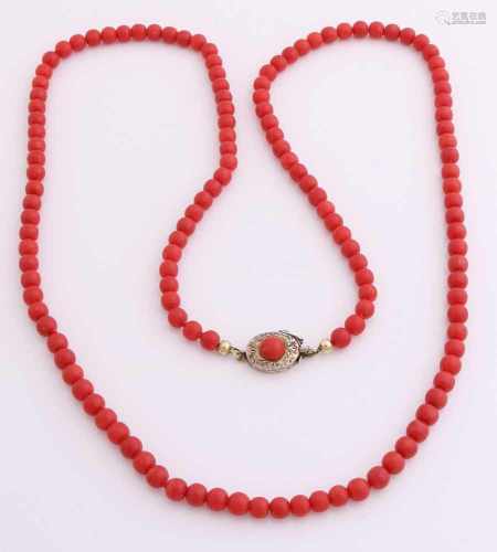 Necklace of coral, round beads ø 5mm, attached to an oval silver plated clasp with red coral. length