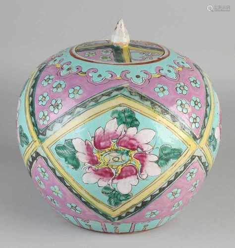 19th Century Chinese porcelain ginger jar Rose Family with floral decor. Dimensions: H 25 x 22 cm.